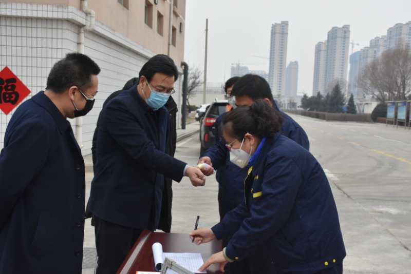 市城管局劉云飛局長一行蒞臨忻州市水務有限責任公司污水處理分公司檢查疫情防控及復工復產工作情況。.jpg